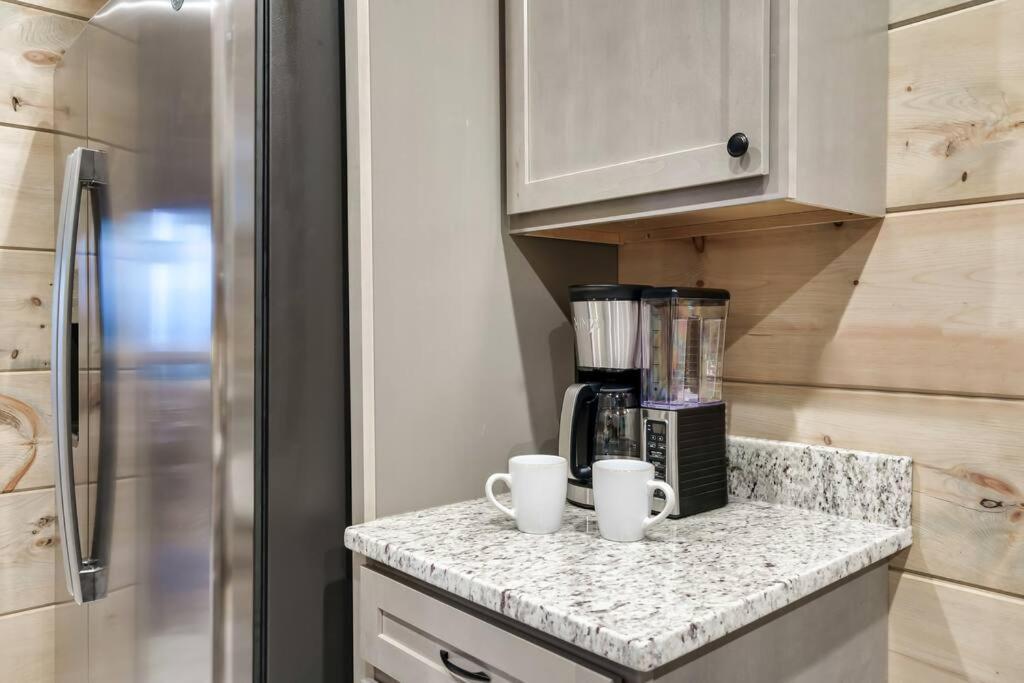 New Luxury Cabin With Stunning Mountainviews,Hottub, Firepit, Fireplace,2 Kingbeds, 2 Covereddecks,Bbqgrill, Shuffleboard And Pool Access Sevierville Esterno foto
