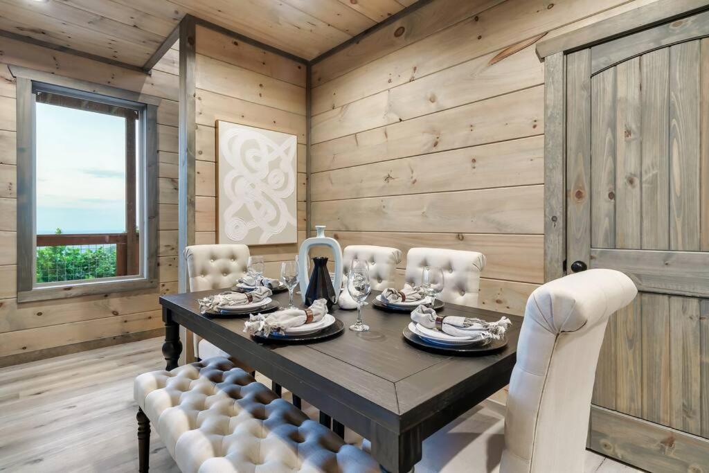 New Luxury Cabin With Stunning Mountainviews,Hottub, Firepit, Fireplace,2 Kingbeds, 2 Covereddecks,Bbqgrill, Shuffleboard And Pool Access Sevierville Esterno foto
