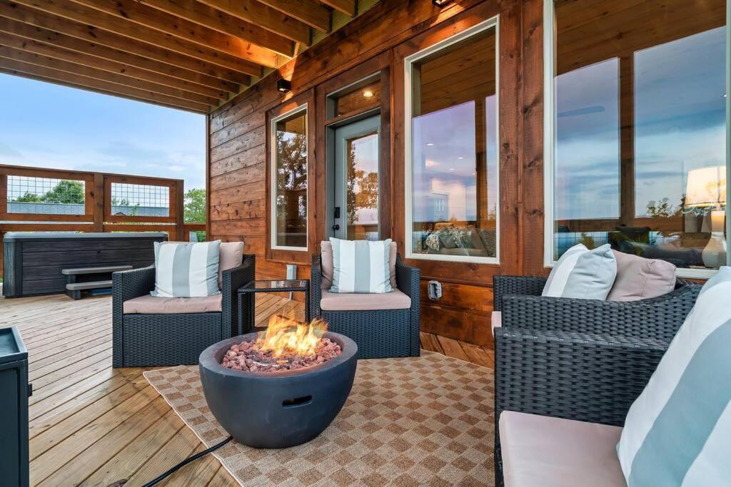 New Luxury Cabin With Stunning Mountainviews,Hottub, Firepit, Fireplace,2 Kingbeds, 2 Covereddecks,Bbqgrill, Shuffleboard And Pool Access Sevierville Esterno foto