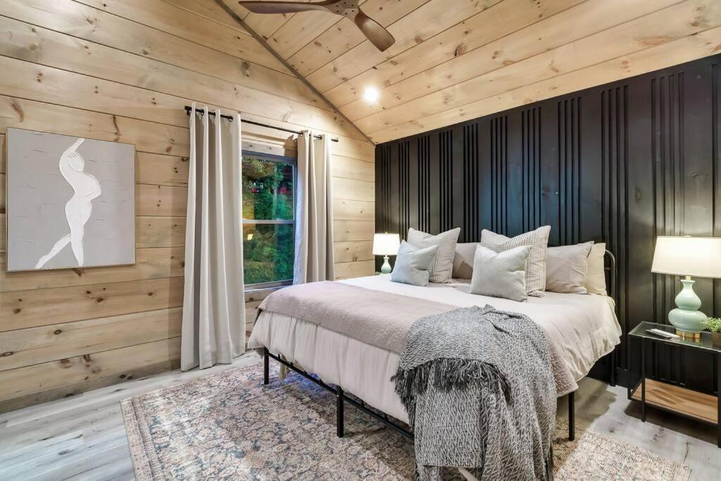 New Luxury Cabin With Stunning Mountainviews,Hottub, Firepit, Fireplace,2 Kingbeds, 2 Covereddecks,Bbqgrill, Shuffleboard And Pool Access Sevierville Esterno foto
