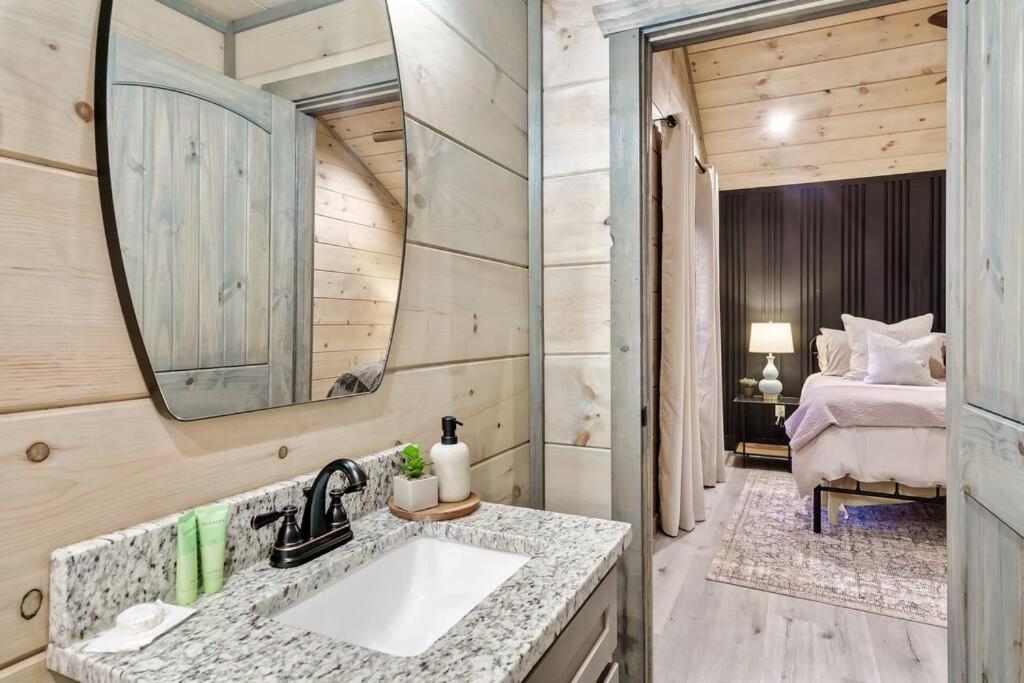 New Luxury Cabin With Stunning Mountainviews,Hottub, Firepit, Fireplace,2 Kingbeds, 2 Covereddecks,Bbqgrill, Shuffleboard And Pool Access Sevierville Esterno foto