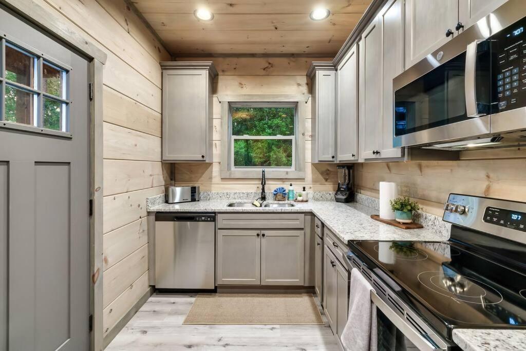 New Luxury Cabin With Stunning Mountainviews,Hottub, Firepit, Fireplace,2 Kingbeds, 2 Covereddecks,Bbqgrill, Shuffleboard And Pool Access Sevierville Esterno foto
