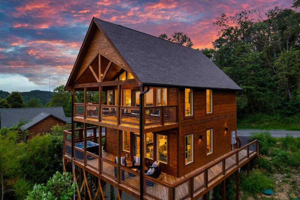 New Luxury Cabin With Stunning Mountainviews,Hottub, Firepit, Fireplace,2 Kingbeds, 2 Covereddecks,Bbqgrill, Shuffleboard And Pool Access Sevierville Esterno foto