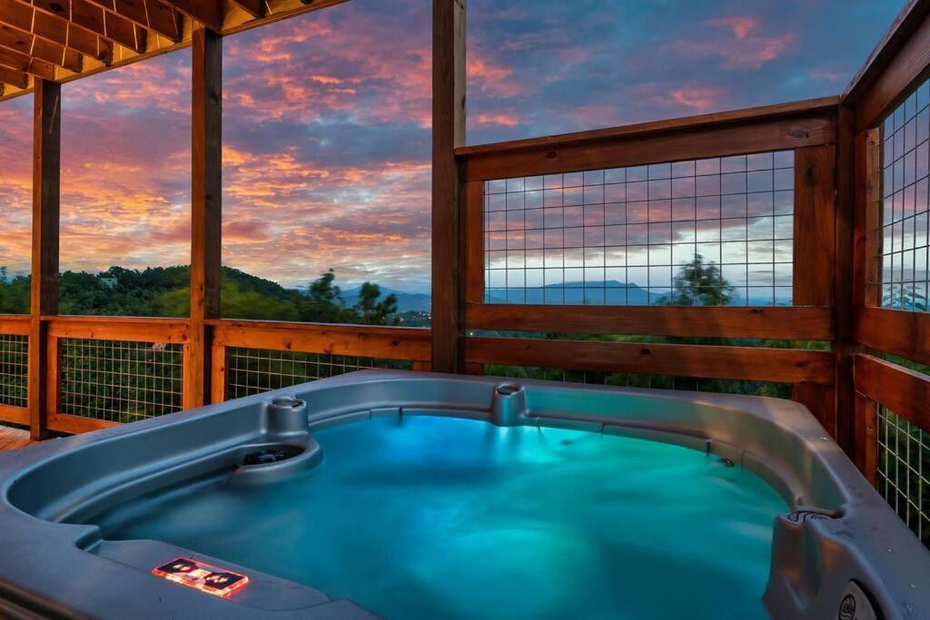 New Luxury Cabin With Stunning Mountainviews,Hottub, Firepit, Fireplace,2 Kingbeds, 2 Covereddecks,Bbqgrill, Shuffleboard And Pool Access Sevierville Esterno foto