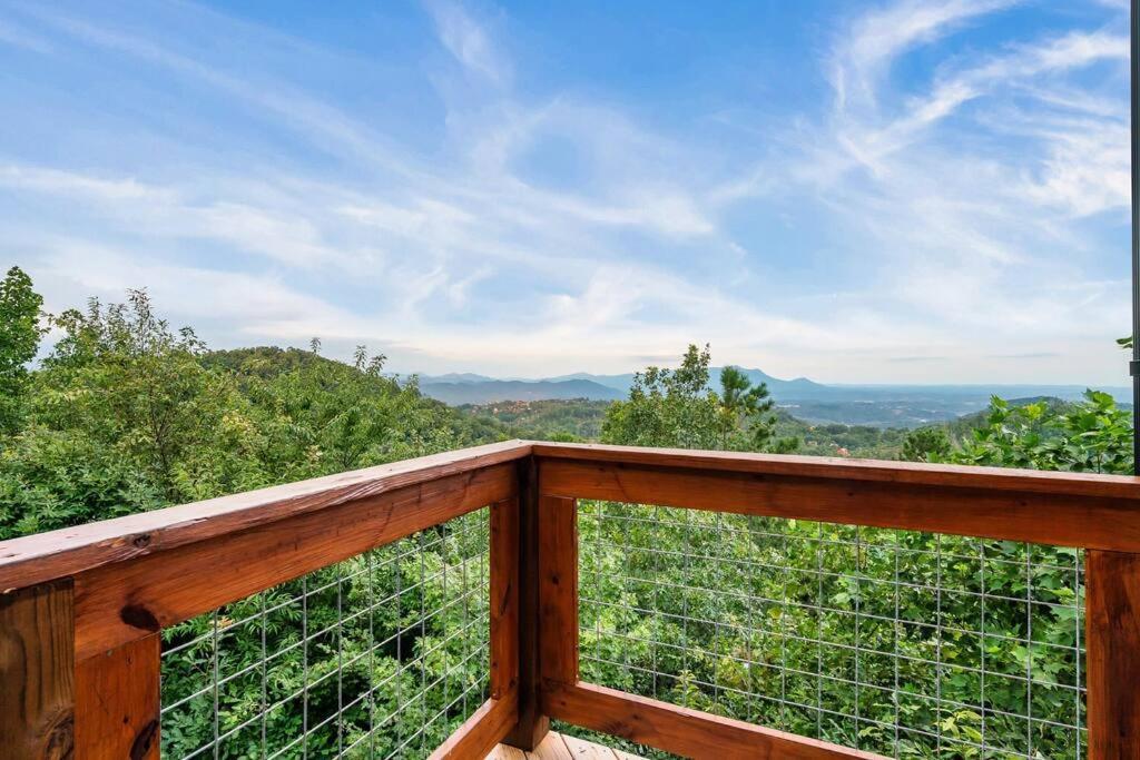 New Luxury Cabin With Stunning Mountainviews,Hottub, Firepit, Fireplace,2 Kingbeds, 2 Covereddecks,Bbqgrill, Shuffleboard And Pool Access Sevierville Esterno foto