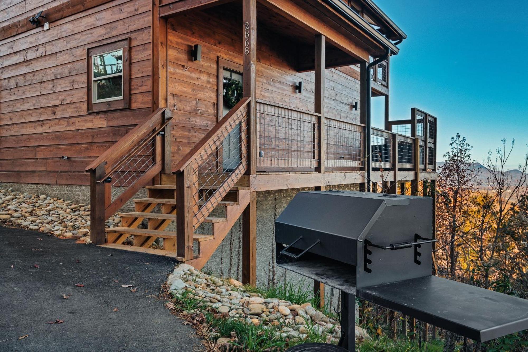 New Luxury Cabin With Stunning Mountainviews,Hottub, Firepit, Fireplace,2 Kingbeds, 2 Covereddecks,Bbqgrill, Shuffleboard And Pool Access Sevierville Esterno foto