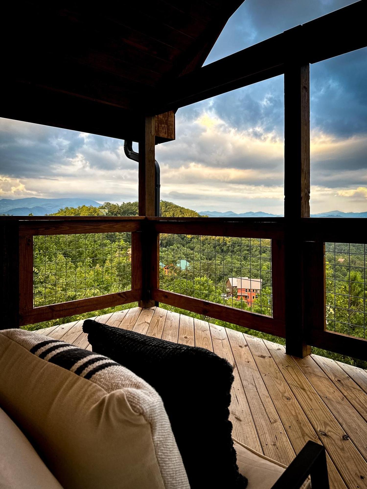 New Luxury Cabin With Stunning Mountainviews,Hottub, Firepit, Fireplace,2 Kingbeds, 2 Covereddecks,Bbqgrill, Shuffleboard And Pool Access Sevierville Esterno foto
