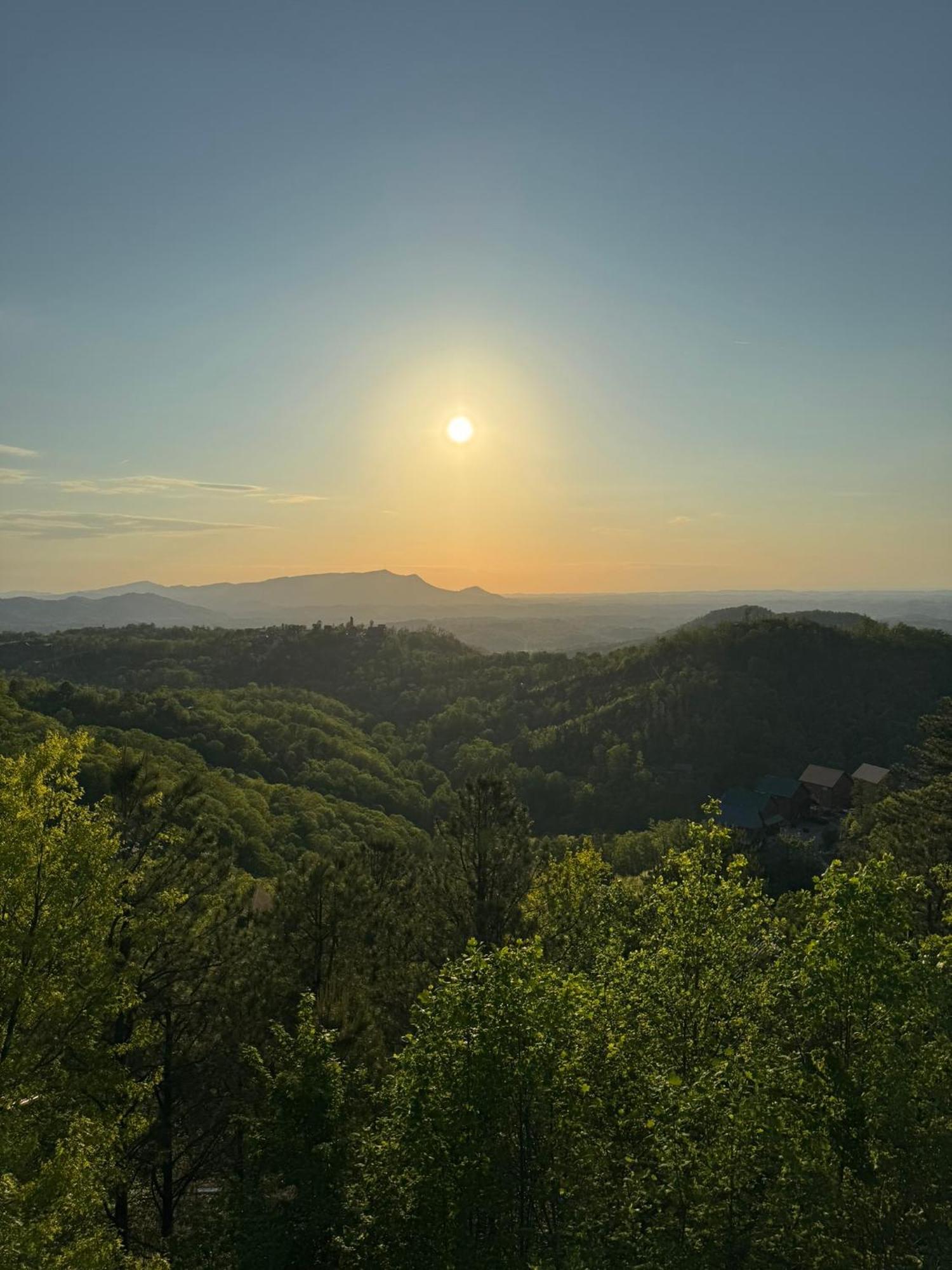 New Luxury Cabin With Stunning Mountainviews,Hottub, Firepit, Fireplace,2 Kingbeds, 2 Covereddecks,Bbqgrill, Shuffleboard And Pool Access Sevierville Esterno foto